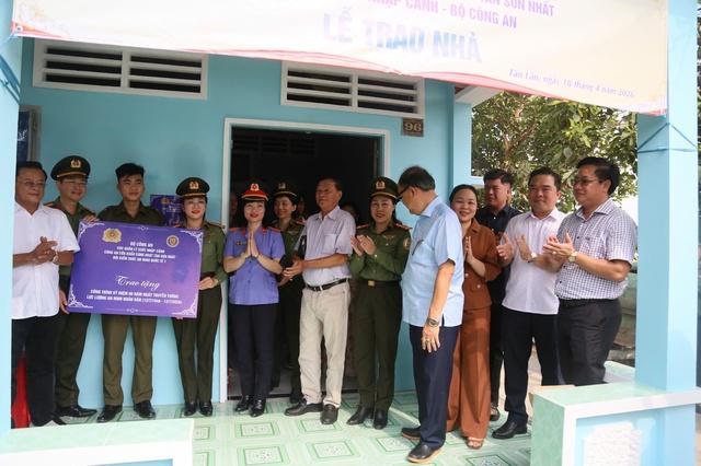Công an Tân Sơn Nhất hỗ trợ xây nhà cho bảo vệ an ninh cơ sở - Ảnh 6.