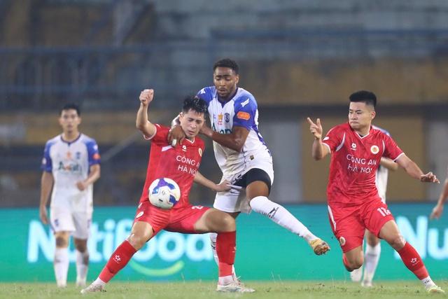 Đình Bắc bùng nổ lập hat-trick, CLB CAHN đánh bại SLNA:  Thẳng tiến đến ngôi vô địch V-League- Ảnh 3.