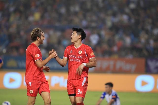 Đình Bắc bùng nổ lập hat-trick, CLB CAHN đánh bại SLNA:  Thẳng tiến đến ngôi vô địch V-League- Ảnh 1.