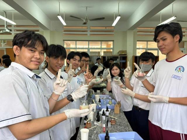 Chỉ tiêu tuyển sinh lớp 10 của các trường nhiều cấp học, trung tâm GDTX-GDNN của TP.HCM - Ảnh 1.