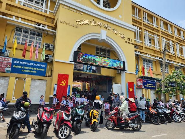 Phụ huynh tiểu học Đặng Thùy Trâm nói gì, sau nhiều ca nghi ngộ độc thực phẩm? - Ảnh 2.