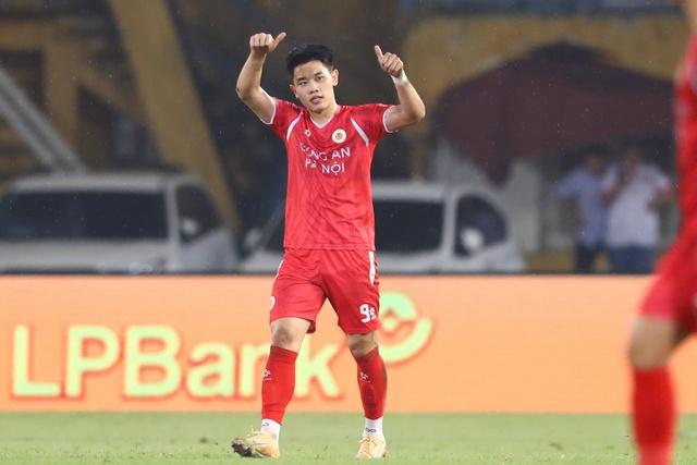 Đình Bắc bùng nổ lập hat-trick, CLB CAHN đánh bại SLNA:  Thẳng tiến đến ngôi vô địch V-League- Ảnh 2.