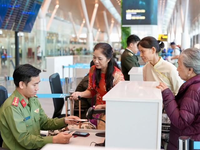 Coi chừng bị từ chối làm thủ tục vì dùng 'sai' hộ chiếu khi bay nội địa - Ảnh 1.