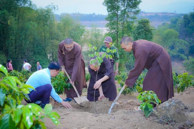 Sư thầy từ TP.HCM mang cây xanh, ánh sáng lên Điện Biên - Ảnh 1.