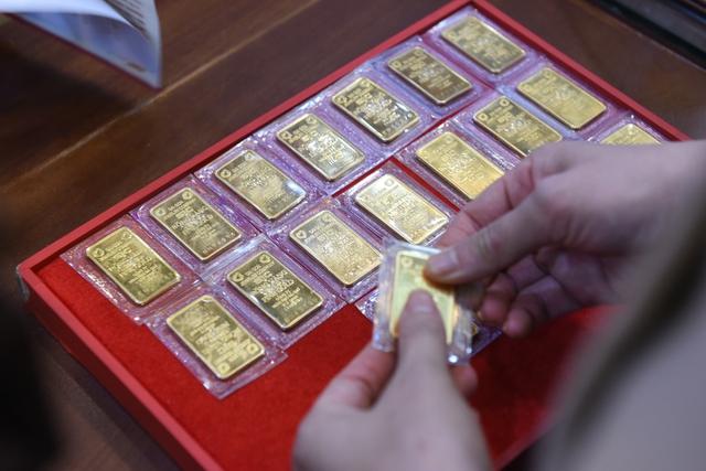 Giá vàng, bạc trượt không phanh- Ảnh 1.