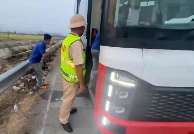 Xe khách nhồi nhét bị phạt gần 100 triệu đồng- Ảnh 1.