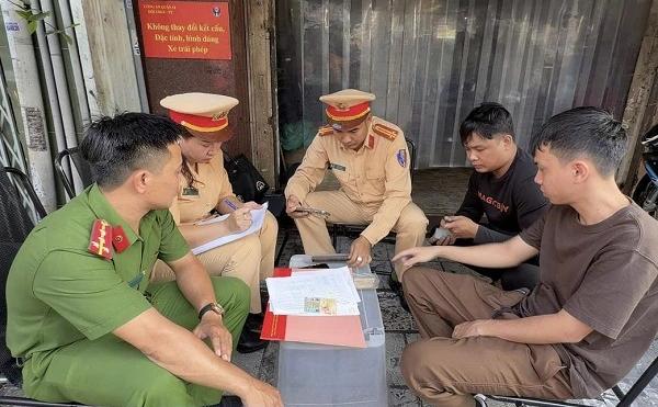 CSGT siết 'độ, chế', yêu cầu tiệm sửa xe báo tin tụ tập, chuẩn bị đua xe - Ảnh 2.
