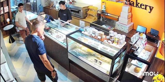 Chủ tiệm bánh TP.HCM bán chịu cho khách Tây, nhận lại cái kết bất ngờ - Ảnh 1.