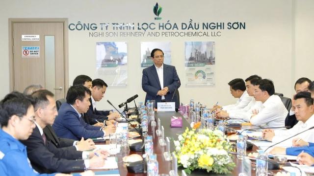 Thủ tướng khảo sát vị trí xây dựng kho dự trữ xăng dầu tại Nghi Sơn- Ảnh 2. Thủ tướng khảo sát vị trí xây dựng kho dự trữ xăng dầu tại Nghi Sơn- Ảnh 2.