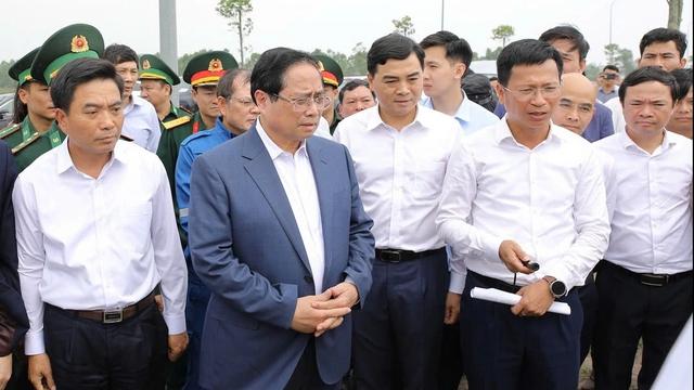 Thủ tướng khảo sát vị trí xây dựng kho dự trữ xăng dầu tại Nghi Sơn- Ảnh 1. Thủ tướng khảo sát vị trí xây dựng kho dự trữ xăng dầu tại Nghi Sơn- Ảnh 1.