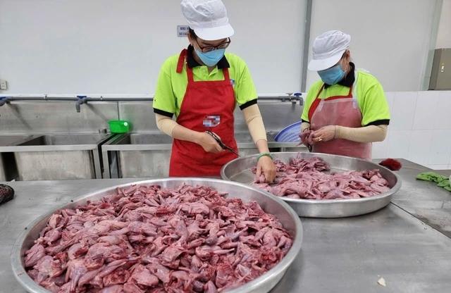 40.000 đồng/suất cơm không đủ no: Công nhân chật vật, doanh nghiệp lỗ 100 triệu đồng/tháng- Ảnh 3.