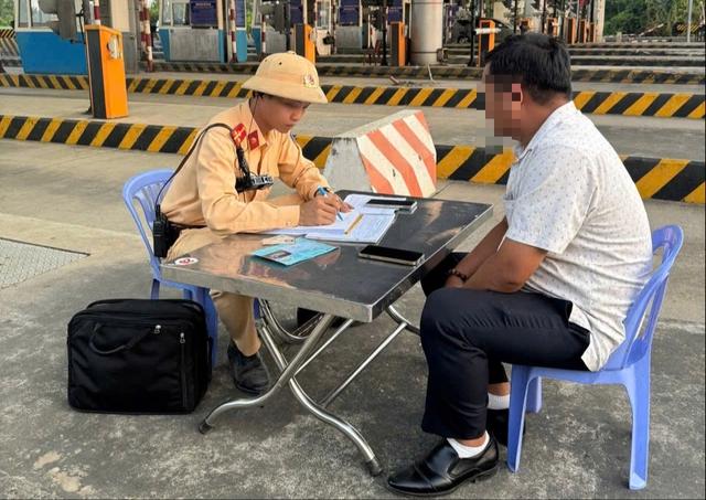 CSGT hóa trang trên cao tốc, tài xế vừa dùng điện thoại đã bị ghi hình - Ảnh 2.