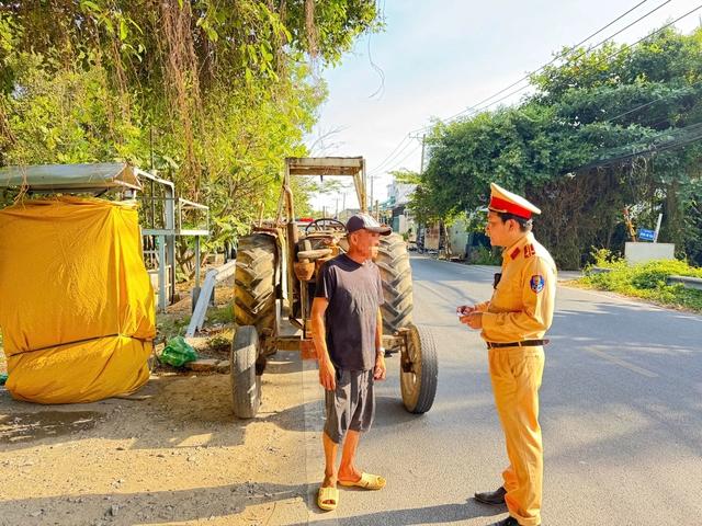 Chạy xe máy cày ra đường, tài xế lẫn chủ xe bị CSGT phạt gần 90 triệu - Ảnh 2.