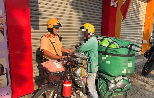 Hơn 1.000 xe máy bị phạt nguội vỉa hè TP.HCM, cách tra cứu - Ảnh 1.