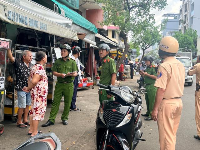 Lấn chiếm vỉa hè, dừng đỗ xe sai: CSGT phạt gần 7.800 trường hợp trong 3 tháng - Ảnh 3.