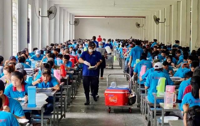 40.000 đồng/suất cơm không đủ no: Công nhân chật vật, doanh nghiệp lỗ 100 triệu đồng/tháng- Ảnh 2.