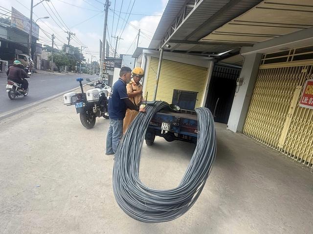 Xe ba bánh chở sắt dài loằng ngoằng, CSGT TP.HCM xử lý gần 200 trường hợp - Ảnh 1.