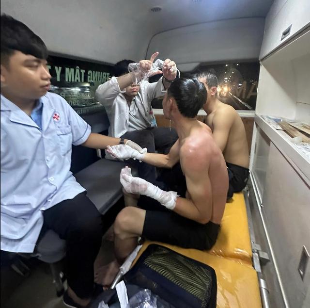 TP.HCM: Nổ thùng hóa chất khi chữa cháy, 2 chiến sĩ bị bỏng - Ảnh 2.