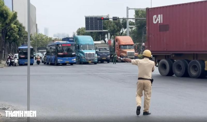 Giỗ tổ Hùng Vương: Cao tốc TP.HCM - Long Thành - Dầu Giây đông nghẹt xe - Ảnh 6.
