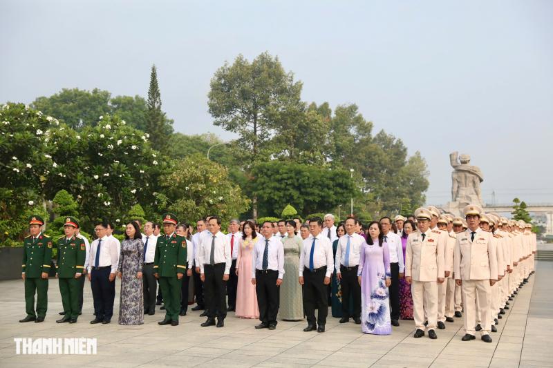 Bí thư Trần Lưu Quang dâng hương tưởng nhớ anh hùng liệt sĩ - Ảnh 1.