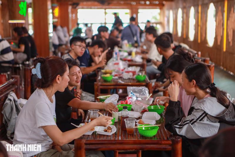Chen chân nối dài hàng chục mét ăn buffet chay 0 đồng - Ảnh 7.