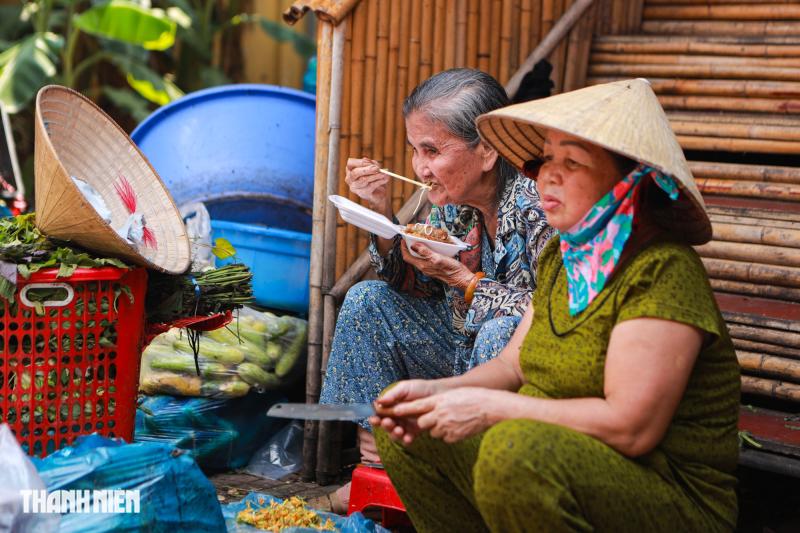 Chen chân nối dài hàng chục mét ăn buffet chay 0 đồng - Ảnh 6.