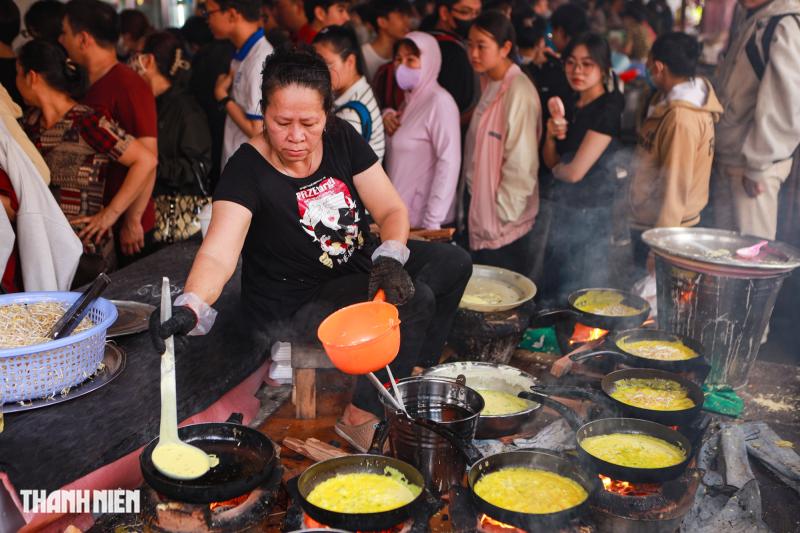 Chen chân nối dài hàng chục mét ăn buffet chay 0 đồng - Ảnh 3.