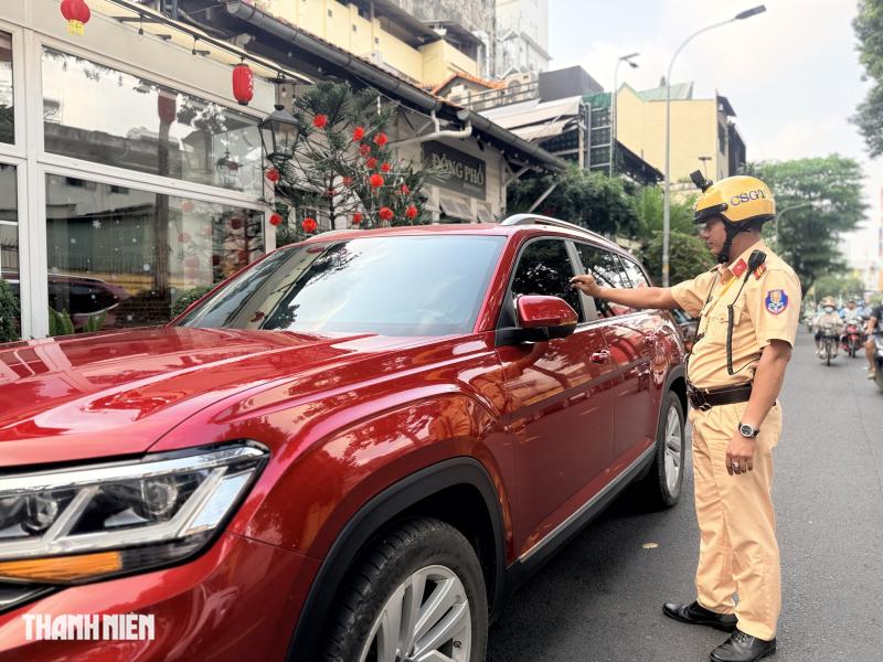 Đỗ xe sai quy định, vì sao nhiều ô tô bị CSGT cẩu về nơi tạm giữ? - Ảnh 2.