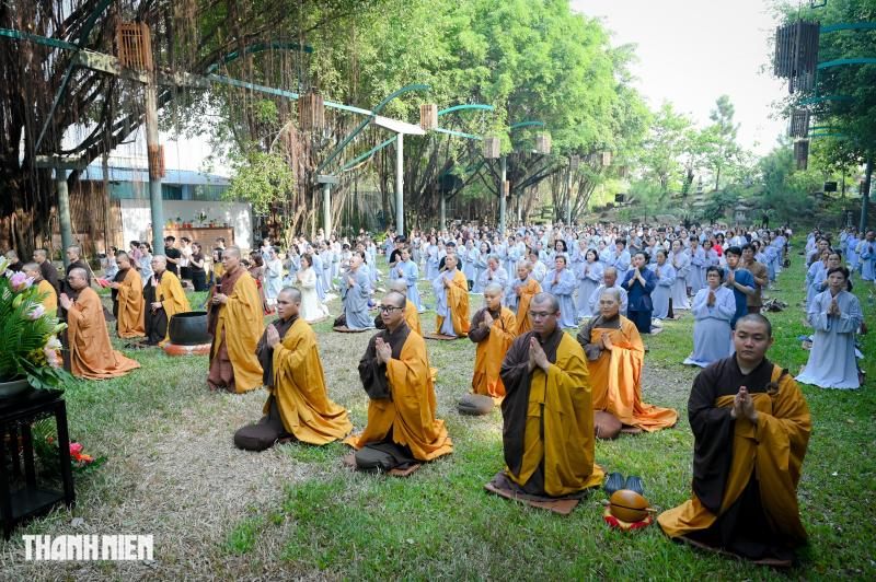 Giỗ tổ Hùng Vương: Người dân TP.HCM đi chùa, học cách 'quay về với chính mình'- Ảnh 3.