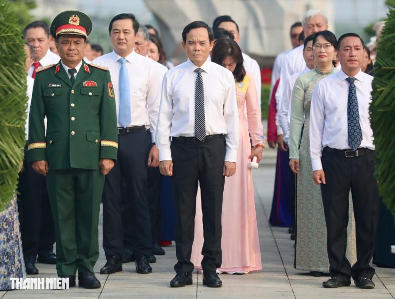 Bí thư Trần Lưu Quang dâng hương tưởng nhớ anh hùng liệt sĩ - Ảnh 2.