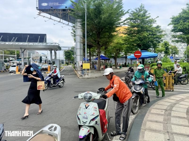 Dừng xe sai ở sân bay Tân Sơn Nhất, nhiều tài xế bị phạt 700.000 đồng - Ảnh 6.