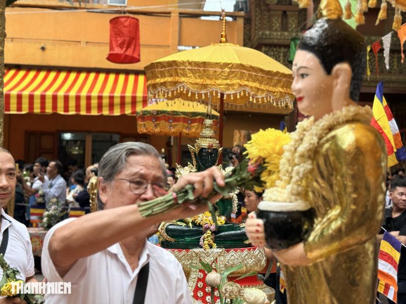 Biển người chen kín chùa Candaransi dự lễ tắm Phật Tết Chôl Chnăm Thmây - Ảnh 5.