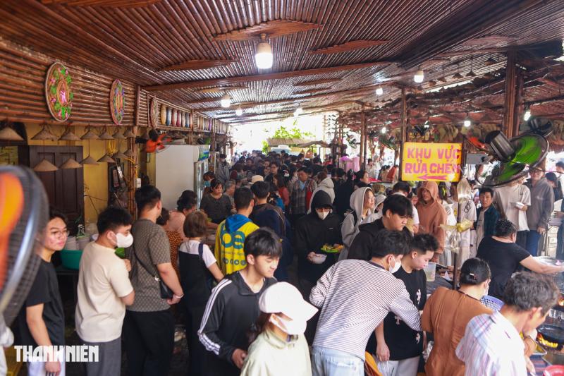 Chen chân nối dài hàng chục mét ăn buffet chay 0 đồng - Ảnh 1.