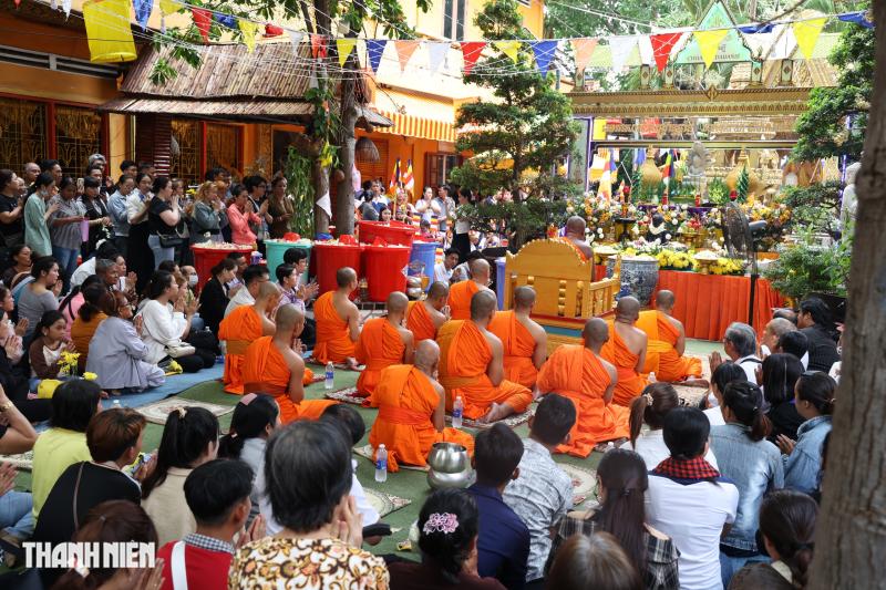 Biển người chen kín chùa Candaransi dự lễ tắm Phật Tết Chôl Chnăm Thmây - Ảnh 11.