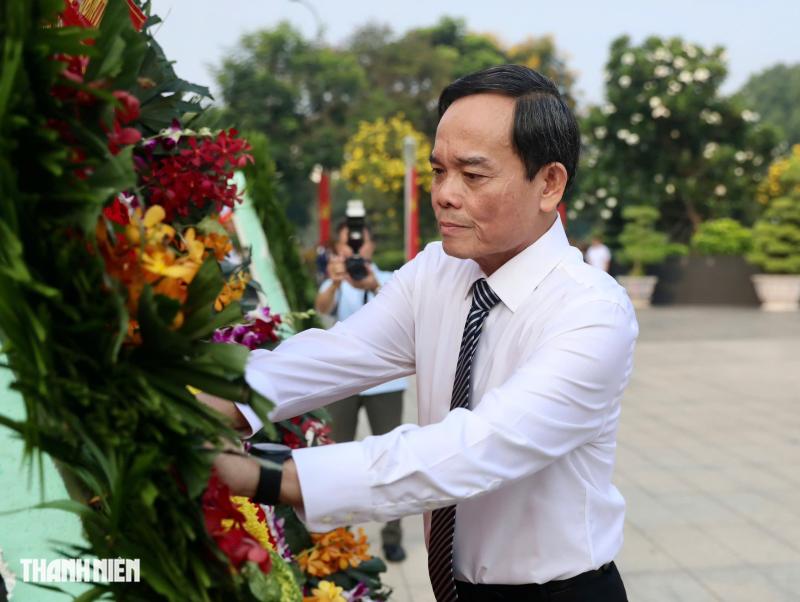 Bí thư Trần Lưu Quang dâng hương tưởng nhớ anh hùng liệt sĩ - Ảnh 4.