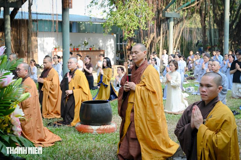 Giỗ tổ Hùng Vương: Người dân TP.HCM đi chùa, học cách 'quay về với chính mình'- Ảnh 4.