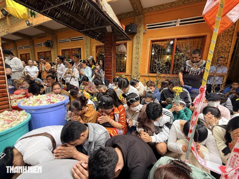 Biển người chen kín chùa Candaransi dự lễ tắm Phật Tết Chôl Chnăm Thmây - Ảnh 12.