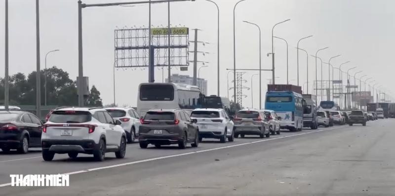 Giỗ tổ Hùng Vương: Cao tốc TP.HCM - Long Thành - Dầu Giây đông nghẹt xe - Ảnh 3.