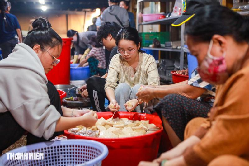 Chen chân nối dài hàng chục mét ăn buffet chay 0 đồng - Ảnh 10.