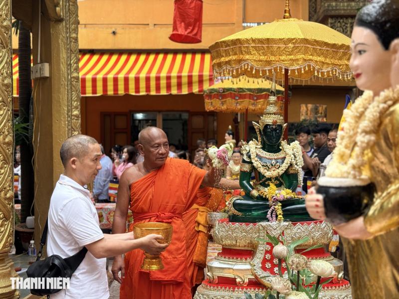 Biển người chen kín chùa Candaransi dự lễ tắm Phật Tết Chôl Chnăm Thmây - Ảnh 1.