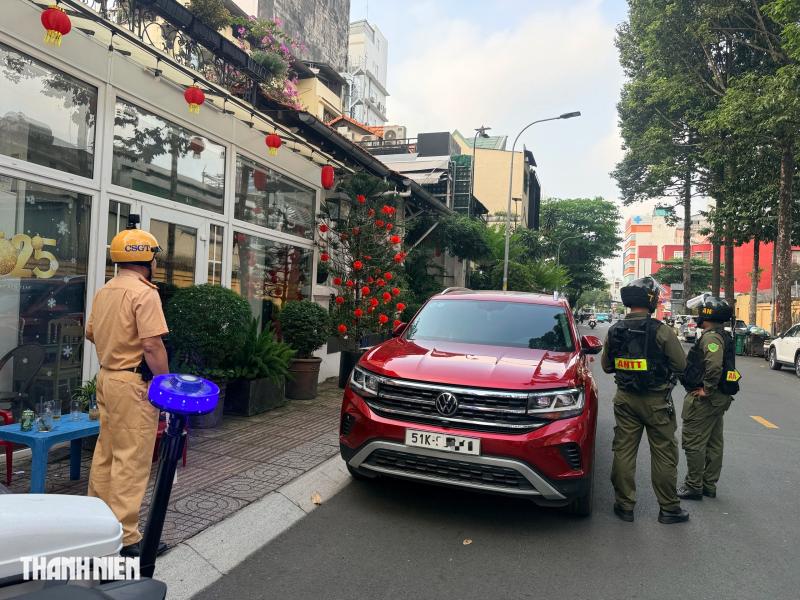 Đỗ xe sai quy định, vì sao nhiều ô tô bị CSGT cẩu về nơi tạm giữ? - Ảnh 1.