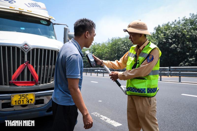 Vì sao nhiều trường hợp vi phạm bị CSGT phạt hơn 100 triệu đồng? - Ảnh 2.