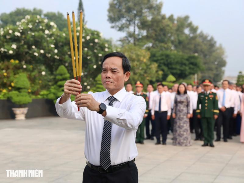 Bí thư Trần Lưu Quang dâng hương tưởng nhớ anh hùng liệt sĩ - Ảnh 3.