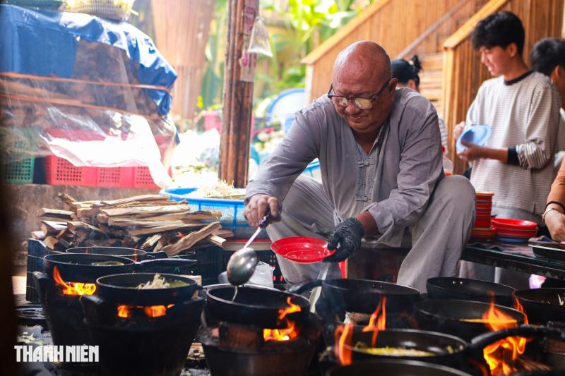 Chen chân nối dài hàng chục mét ăn buffet chay 0 đồng - Ảnh 4.