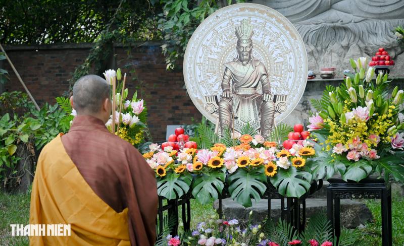 Giỗ tổ Hùng Vương: Người dân TP.HCM đi chùa, học cách 'quay về với chính mình'- Ảnh 2.
