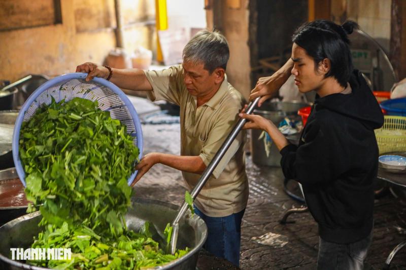 Chen chân nối dài hàng chục mét ăn buffet chay 0 đồng - Ảnh 9.