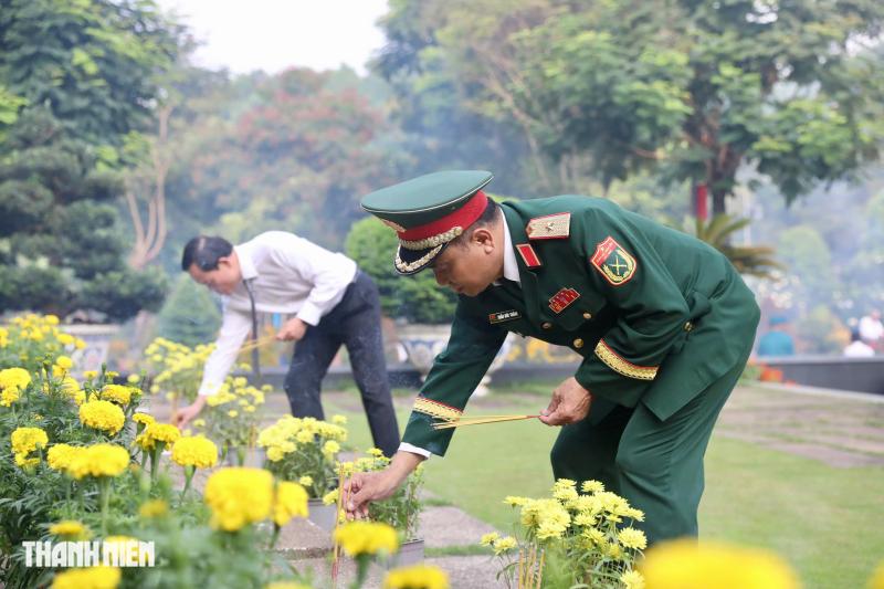 Bí thư Trần Lưu Quang dâng hương tưởng nhớ anh hùng liệt sĩ - Ảnh 7.