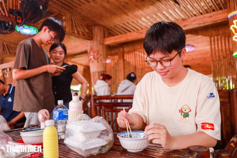 Chen chân nối dài hàng chục mét ăn buffet chay 0 đồng - Ảnh 8.