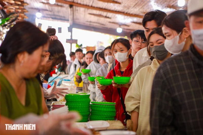 Chen chân nối dài hàng chục mét ăn buffet chay 0 đồng - Ảnh 12.