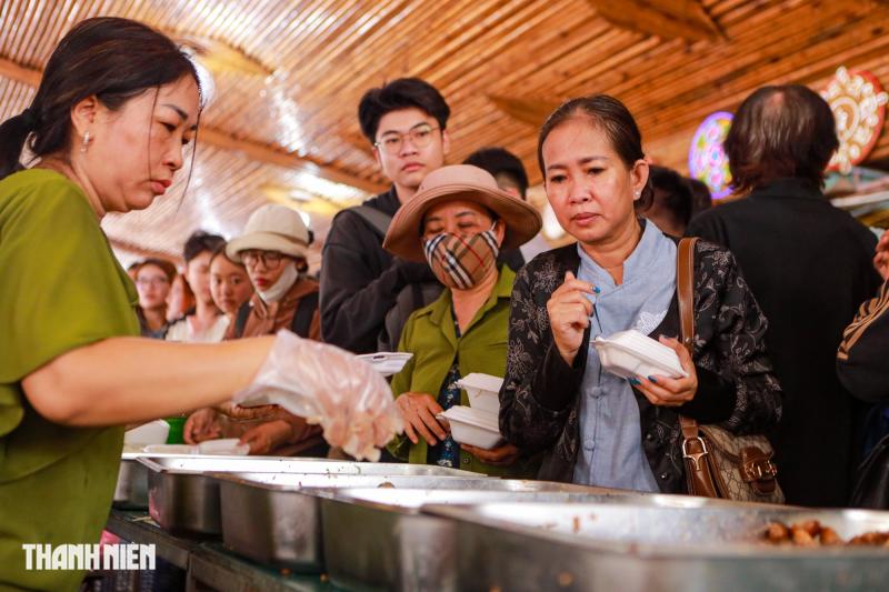 Chen chân nối dài hàng chục mét ăn buffet chay 0 đồng - Ảnh 5.